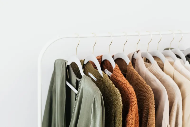Cinq fondamentaux pour une garde-robe qui traverse les décennies sans perdre son élégance