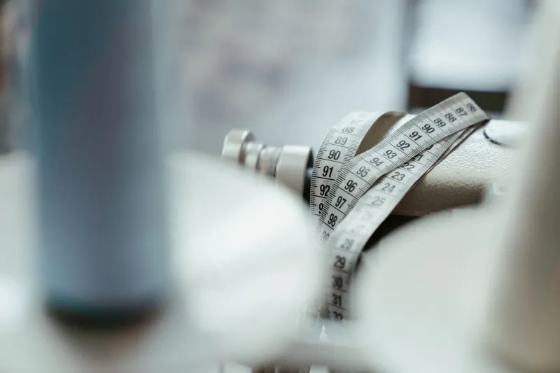 Quand la couture s'affiche : les points comme langage esthétique
