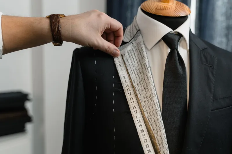 La mémoire du tissu : comment un vêtement artisanal devient le miroir de celui qui le porte