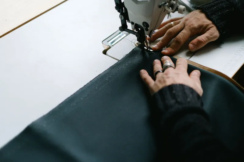 La patine du temps : comment une pièce artisanale se bonifie là où l'industriel s'effondre