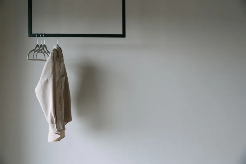 Posséder moins pour vivre mieux : la liberté secrète d'une garde-robe épurée