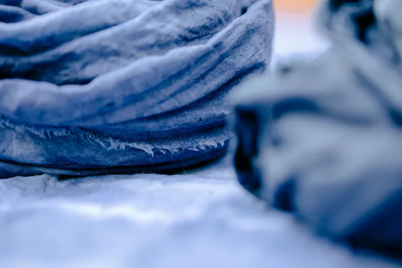 Le retour des couleurs vivantes : la teinture naturelle comme acte de résistance créatrice
