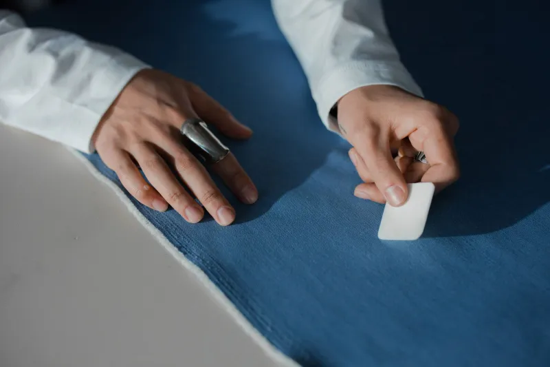 Le vrai prix d'un vêtement : quand l'artisanat devient le choix le plus raisonnable
